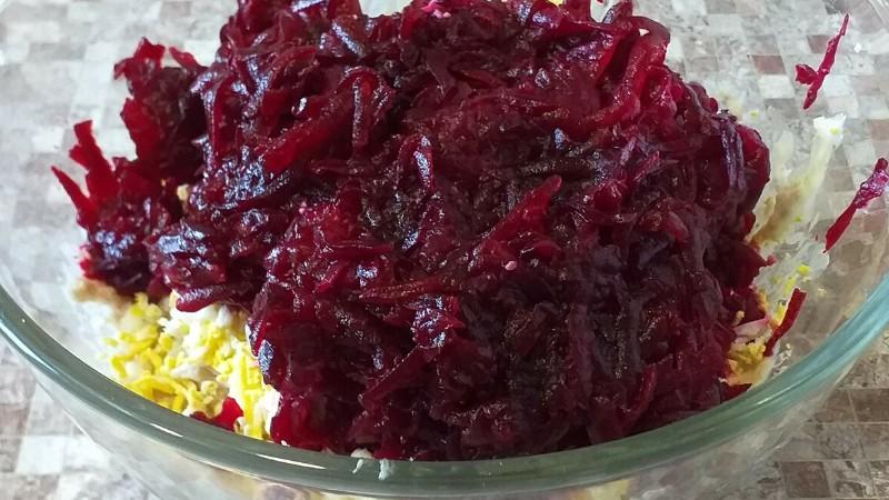 Показую, як просто приготувати ніжний паштет з буряка і оселедця