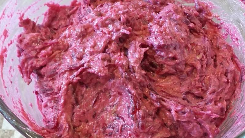 Показую, як просто приготувати ніжний паштет з буряка і оселедця