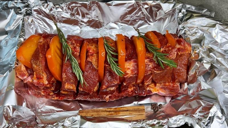 Просто викладаю хурму на м’ясо – і в духовку: яскрава, святкова і смачна страва