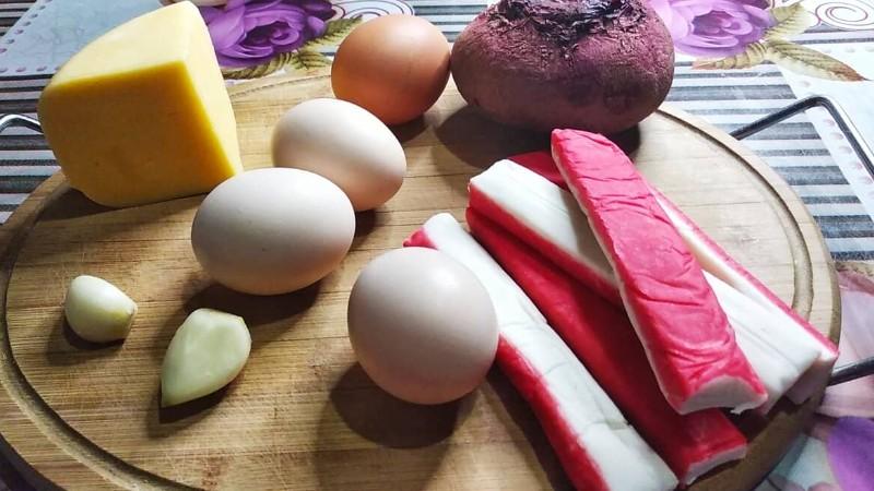 Смачний та простий салат “Рожевий фламінго” з буряка і крабових паличок