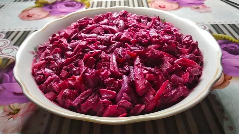 Смачний та простий салат “Рожевий фламінго” з буряка і крабових паличок