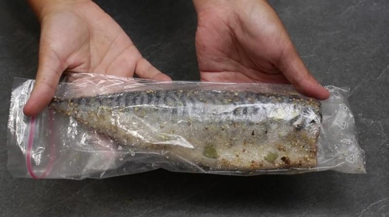 Солю скумбрію прямо в пакеті: ніякої води та брудного посуду, просто, швидко та смачно