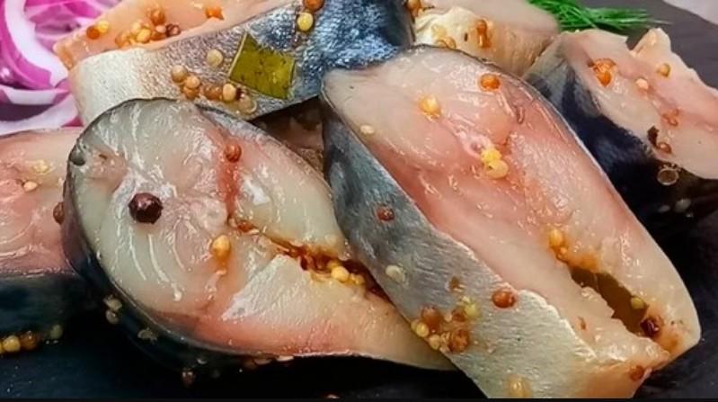 Солю скумбрію прямо в пакеті: ніякої води та брудного посуду, просто, швидко та смачно