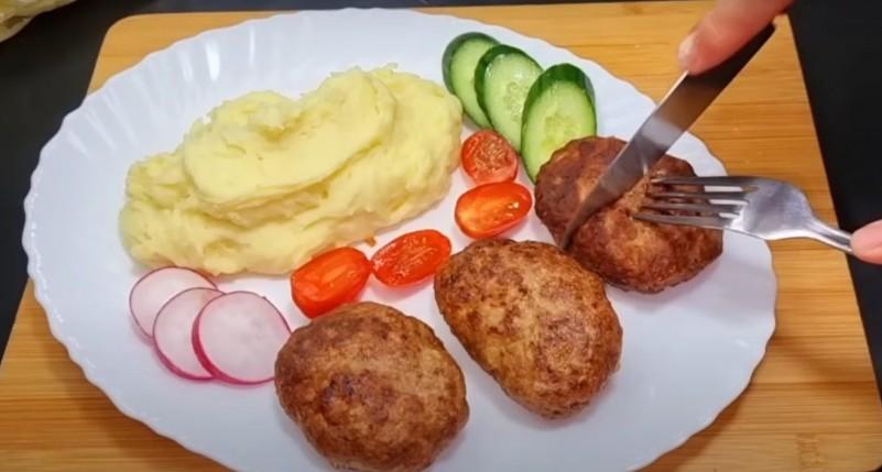 Гора смачних домашніх котлет. Найпростіші котлети, в яких немає нічого зайвого