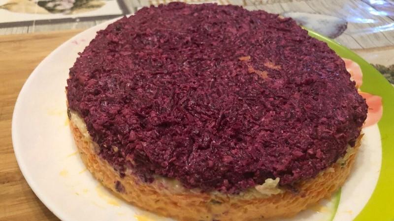 Салат з червоним бурячком: оригінальне поєднання смаків