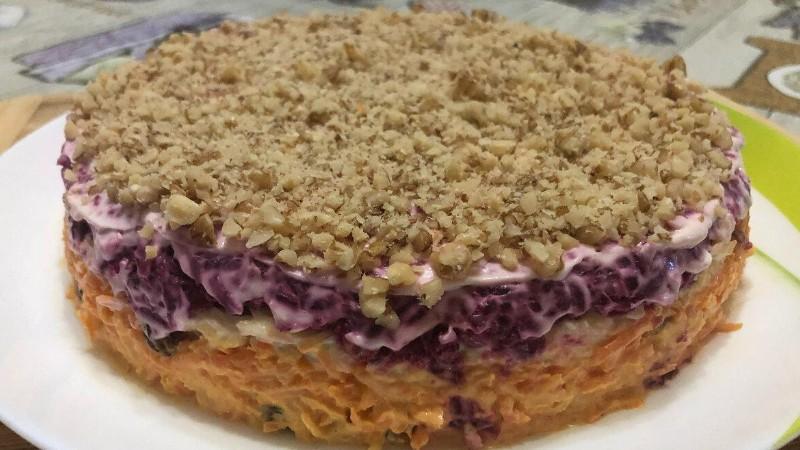 Салат з червоним бурячком: оригінальне поєднання смаків