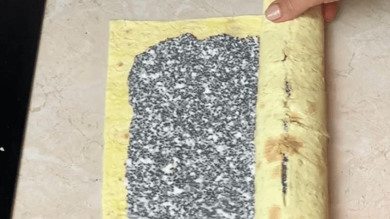 Найпростіший рулет із лаваша з сирною начинкою