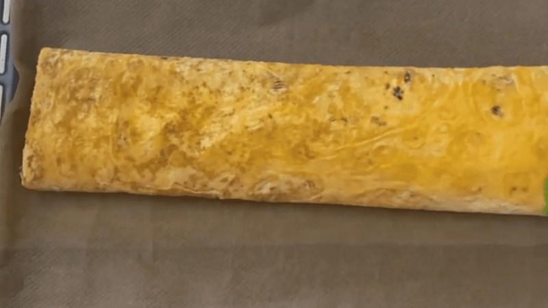 Найпростіший рулет із лаваша з сирною начинкою