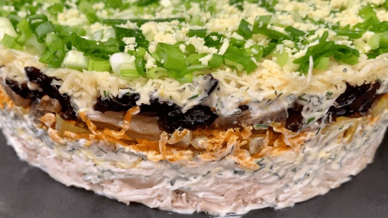 Святковий салат “Лісова галявина”: смачний, готується просто і продукти чудово поєднуються