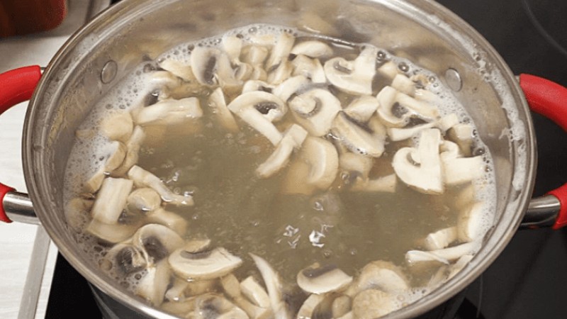 Пропоную вам один із найсмачніших рецептів приготування грибів – це “Печериці по-корейськи”