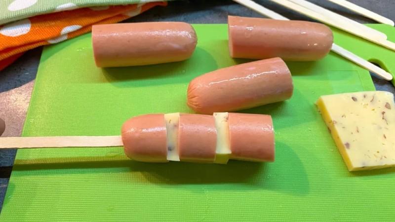 Сосиски у тонкому тісті без ліплення: ділюсь класним рецептом