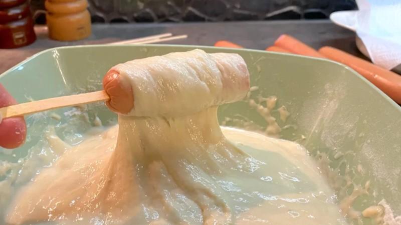 Сосиски у тонкому тісті без ліплення: ділюсь класним рецептом