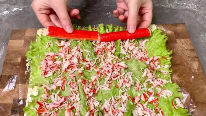 Беру плавлений сирок, крабові палички та готую святковий рулет без лаваша