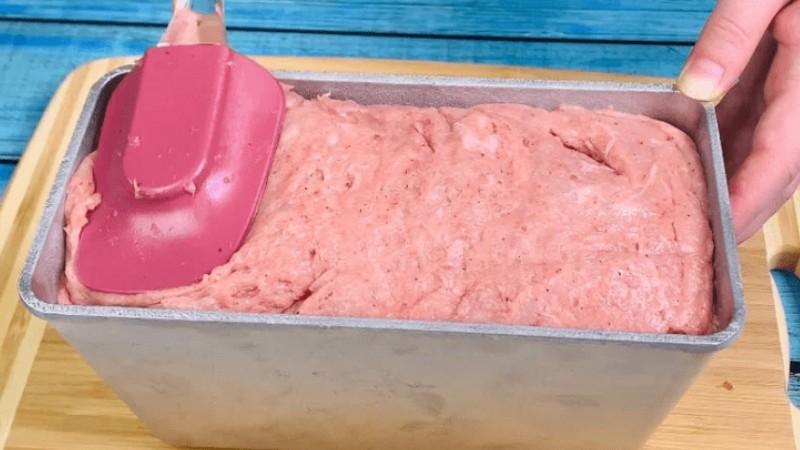 М’ясний хлібець замість магазинної ковбаси: виходить по-домашньому смачно