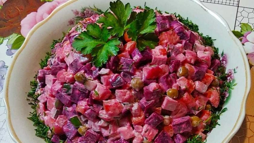 Овочевий салат з червоним бурячком і горошком: ситний та дуже смачний