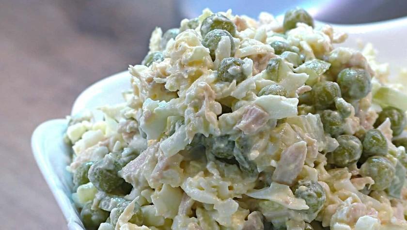 Простий і смачний салат з незвичайною заправкою