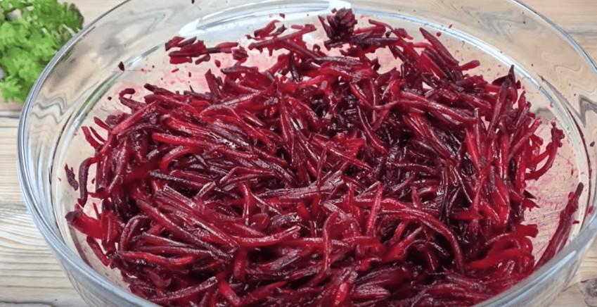 Рецепт мама “принесла з гостей”, тепер готуємо часто: смачний салат з буряком