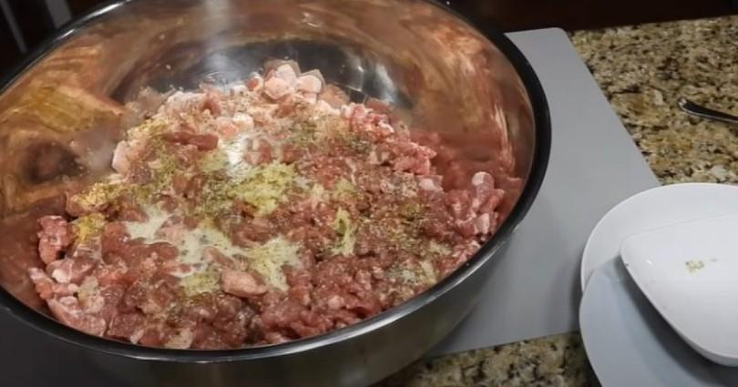 Домашня ковбаса у духовці. Сільський рецепт: смачна натуральна закуска