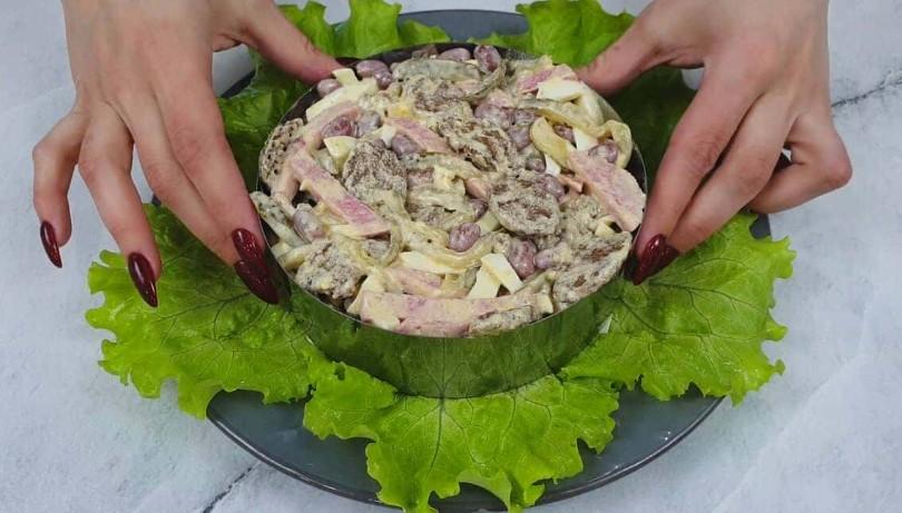 Салат з копченою ковбасою і сухариками