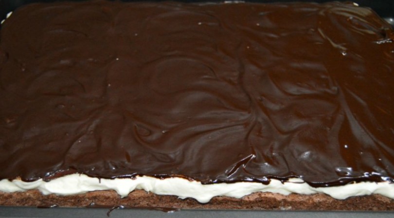 Шоколадний бісквітний торт на одному коржі: задоволення і від приготування, і від дегустації