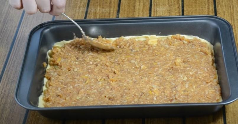 Простий пиріг на кефірі: яблучна начинка перетворюється в бурштиновий мед