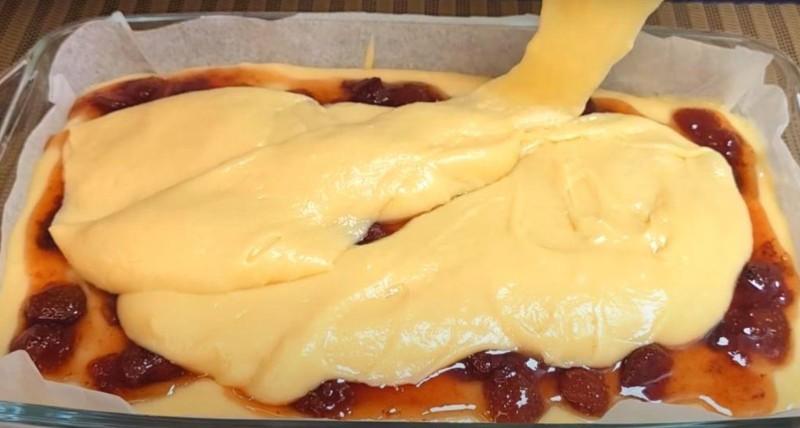 Пишний, м’якенький і просочений пиріг, з будь-яким варенням