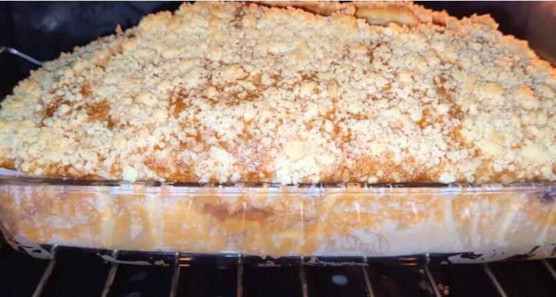 Пишний, м’якенький і просочений пиріг, з будь-яким варенням