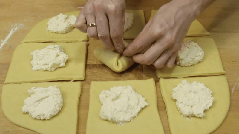 Рецепт ватрушок: пухкі конвертики з соковитою сирною начинкою
