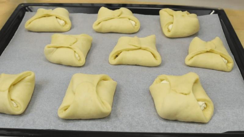 Рецепт ватрушок: пухкі конвертики з соковитою сирною начинкою