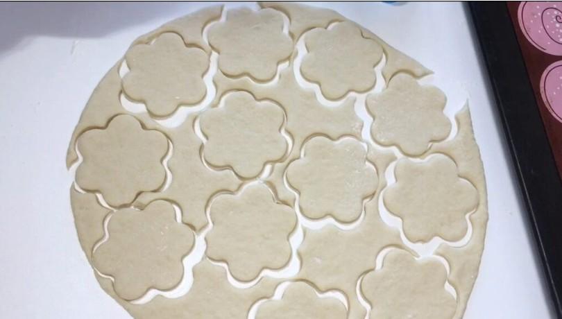 Ніжні, м’якенькі коржики на сметані без яєць, масла і олії: рецепт моєї бабусі