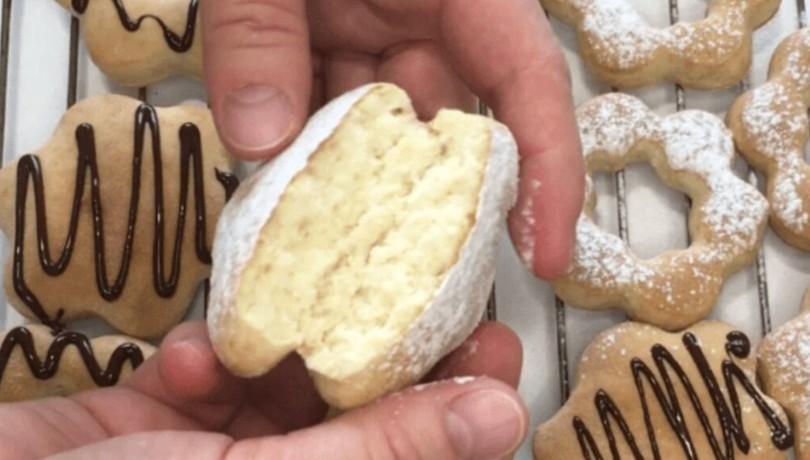 Ніжні, м’якенькі коржики на сметані без яєць, масла і олії: рецепт моєї бабусі