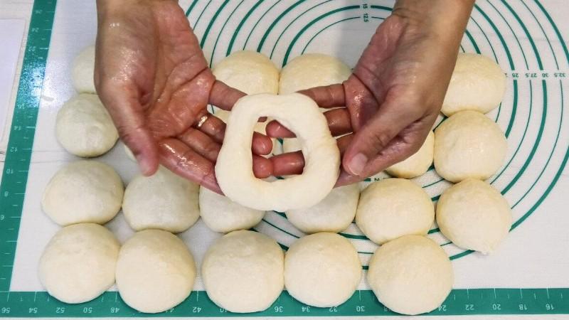 Показую, як я готую українські пампушки-кільця в пудрі за рецептом моєї мамусі