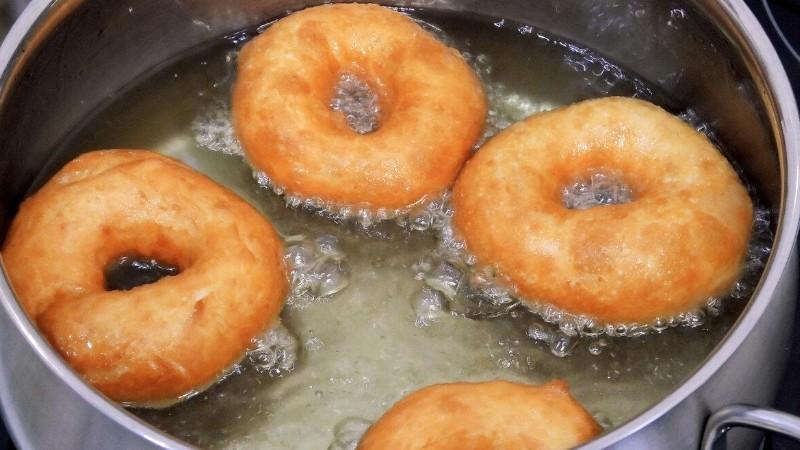 Показую, як я готую українські пампушки-кільця в пудрі за рецептом моєї мамусі