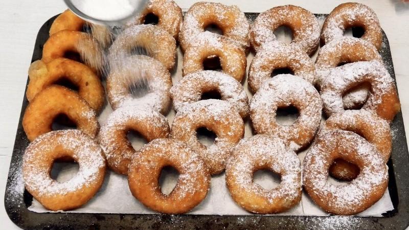 Показую, як я готую українські пампушки-кільця в пудрі за рецептом моєї мамусі