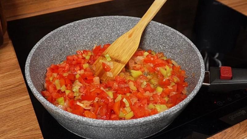 Повноцінна друга страва це розсипчастий булгур з овочами, приготований на сковороді