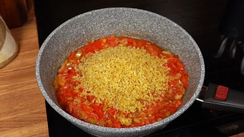 Повноцінна друга страва це розсипчастий булгур з овочами, приготований на сковороді