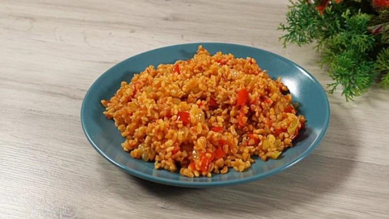 Повноцінна друга страва це розсипчастий булгур з овочами, приготований на сковороді