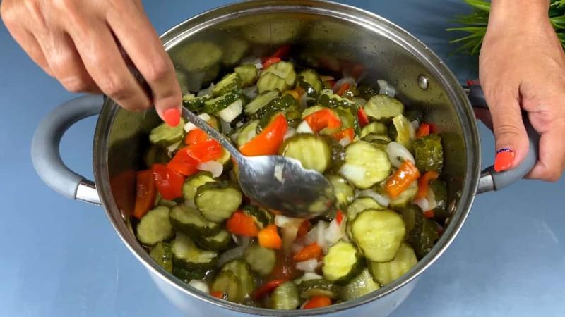 Салат з огірків на зиму з перцем і цибулею