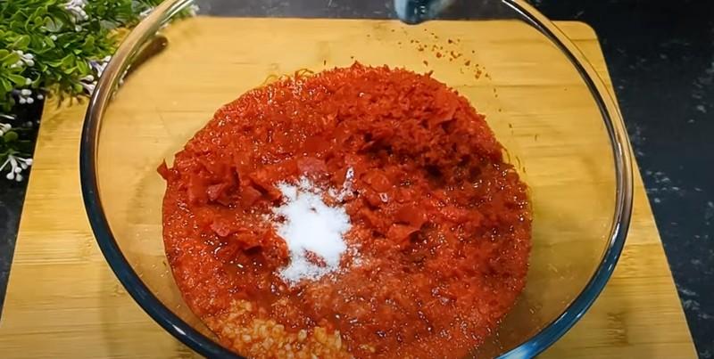 Хрустка капуста з гострим соусом у банках