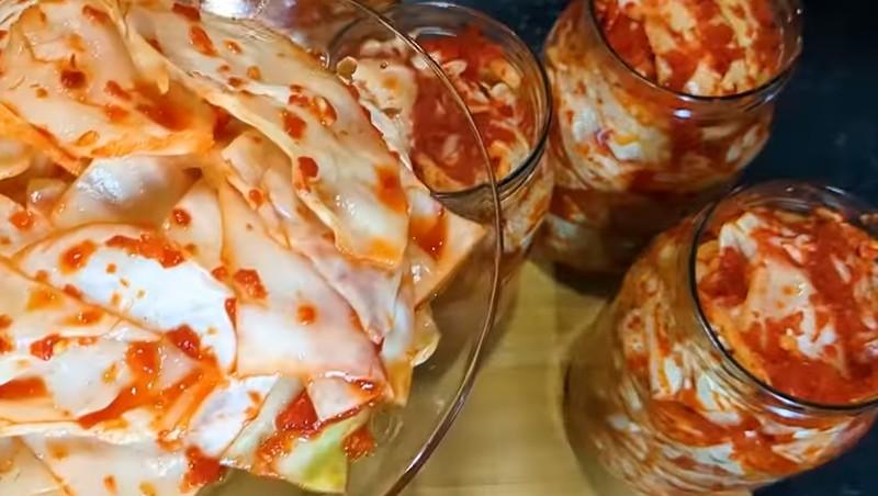 Хрустка капуста з гострим соусом у банках