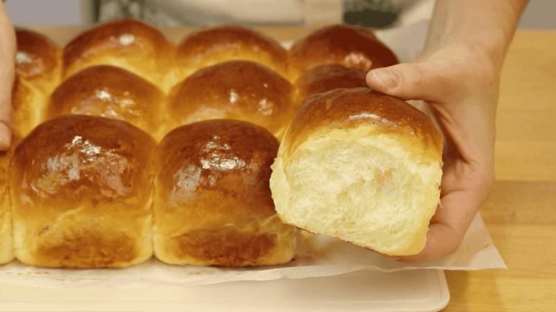 Пишні здобні булочки на молоці
