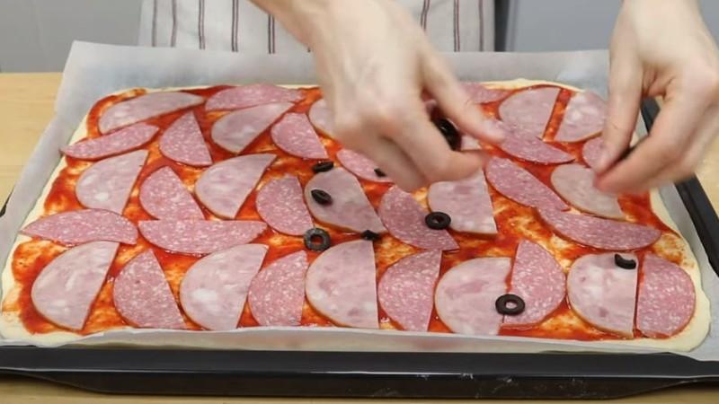 Домашня піца на весь лист для всієї родини