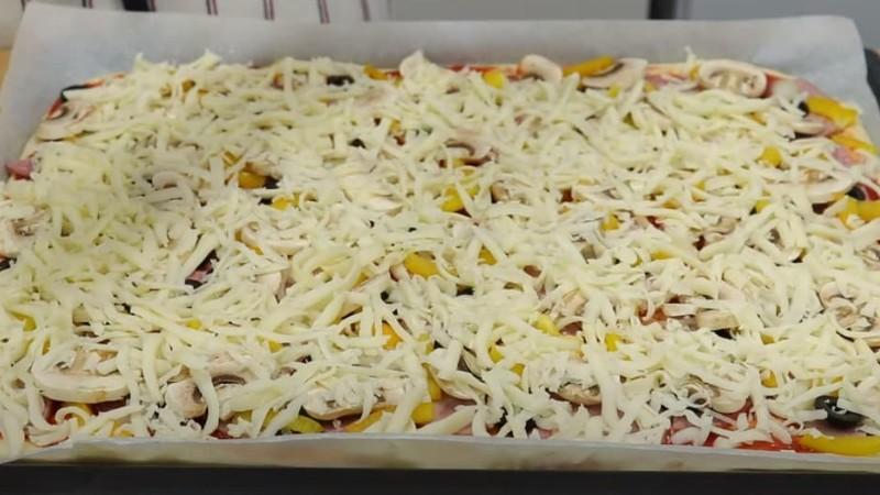 Домашня піца на весь лист для всієї родини