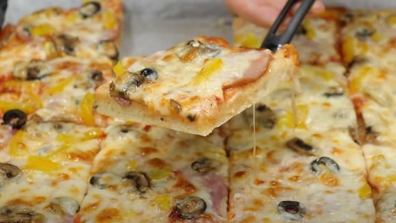 Домашня піца на весь лист для всієї родини