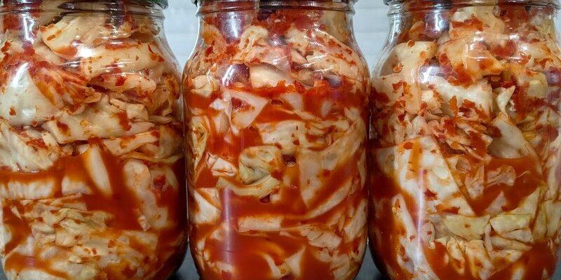 Хрустка капуста з гострим соусом у банках