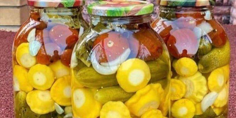 Хрустке асорті з огірків, патисонів і помідорів