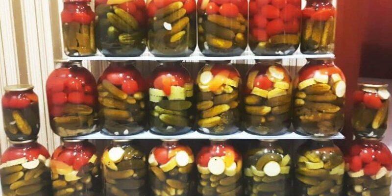Мариноване асорті з овочів у банках