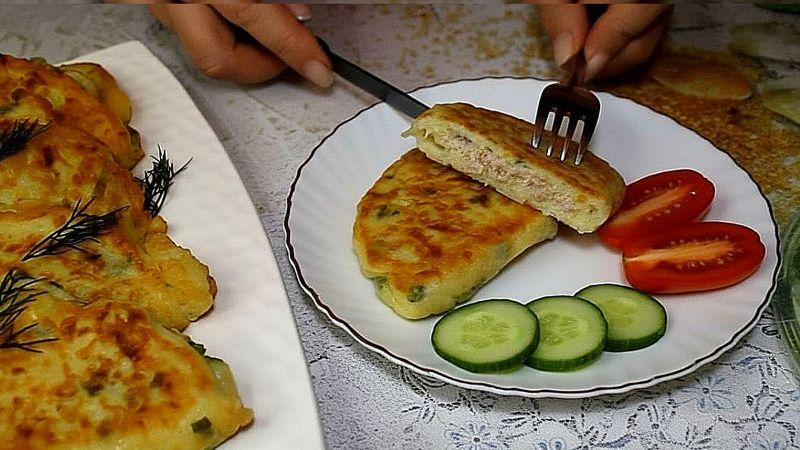 Чебуреки з кабачків і фаршу на сковороді