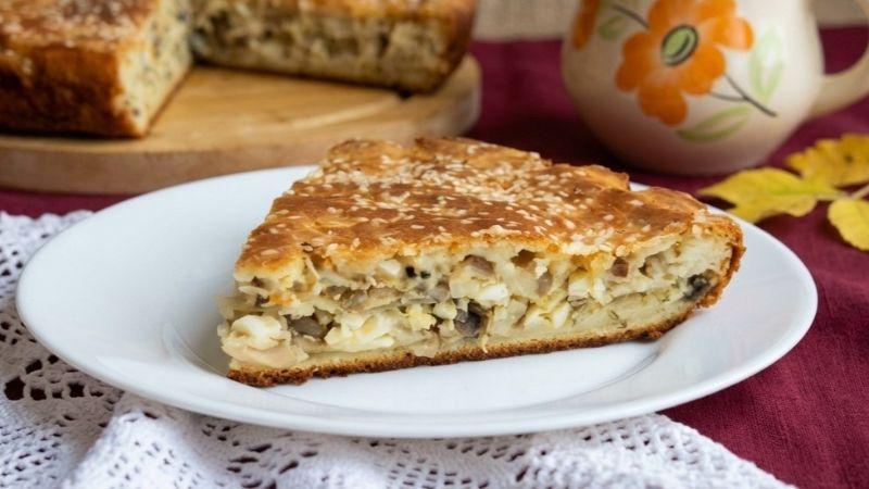Заливний пиріг із капустою, грибами та яйцем