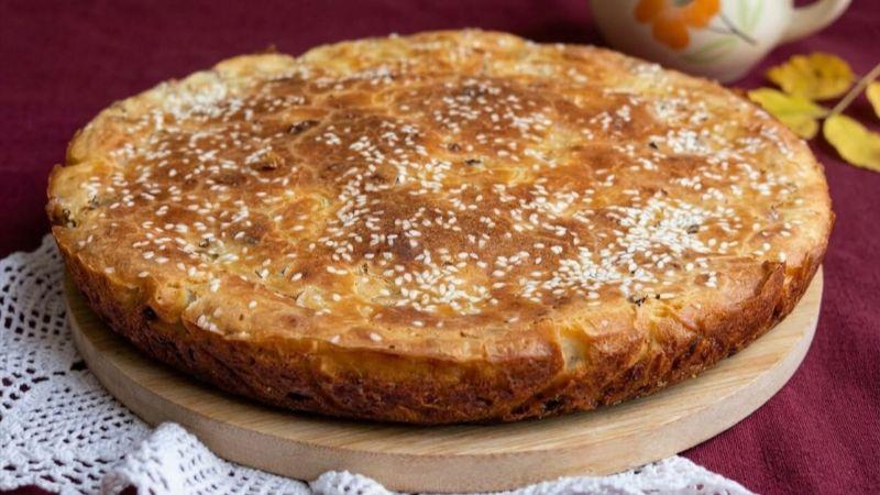 Заливний пиріг із капустою, грибами та яйцем